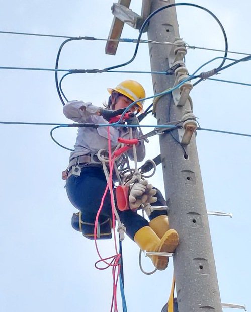 台電雲林區處新分發19名電力維修技術員的新人中，唯一女性梁雅婷，一樣登上電桿接受嚴格考驗。記者蔡維斌／翻攝