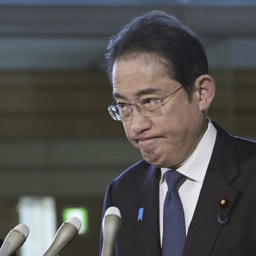 日本首相岸田文雄內閣民調「跌跌不休」。圖為他19日受訪時，答覆媒體對北韓又試射飛彈的提問。美聯社
