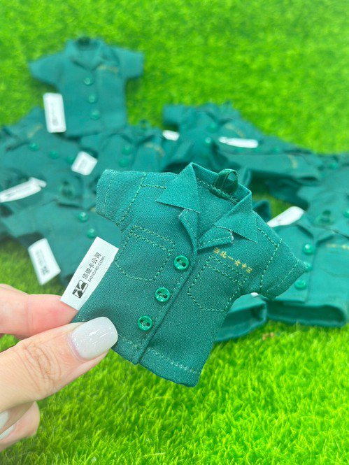 「北一女中120th綠制服造型悠遊卡」，布質仿真，就像擁有一件迷你綠制服。圖／悠遊卡公司提供