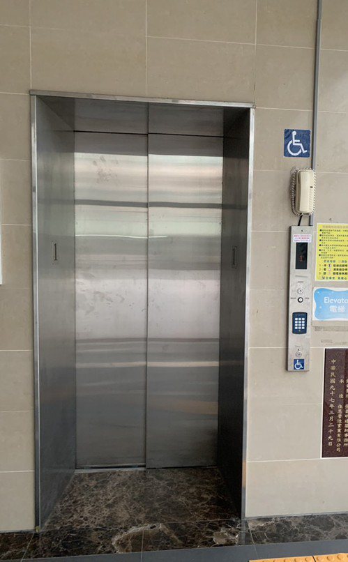 台北市某國小的電梯對講機放置在高處，坐輪椅的身障者根本搆不到。圖／北市議員陳怡君提供