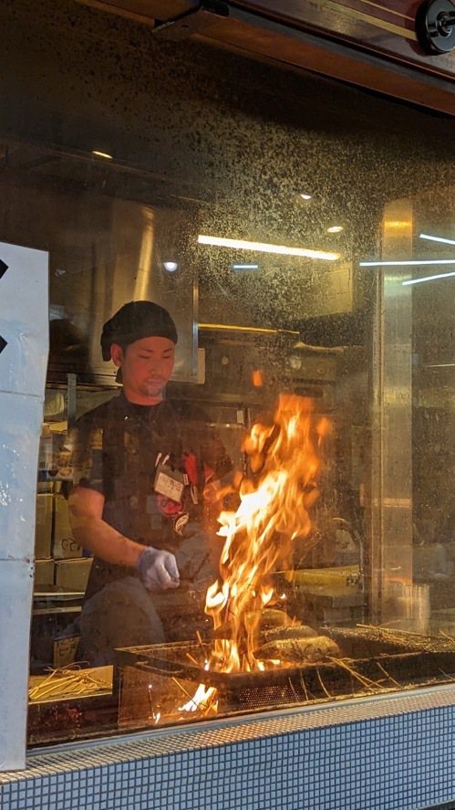 「明神丸」現場炙燒的鰹魚，是弘人市場的排隊美食之一。記者羅建怡/攝影