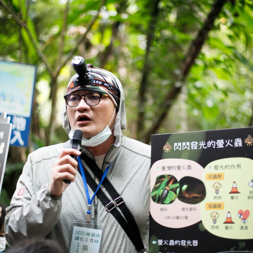 吳加雄介紹台灣螢火蟲種類與習性。 圖／吳加雄先生提供