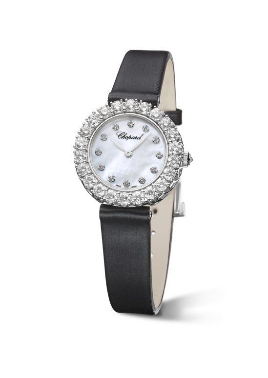 L’Heure du Diamant腕表，26毫米符合倫理道德標準的18K白金鑲嵌鑽石、Chopard 10.01-C型手動鍊機芯、珍珠貝母表盤，緞面表帶，價格未定。圖／蕭邦提供