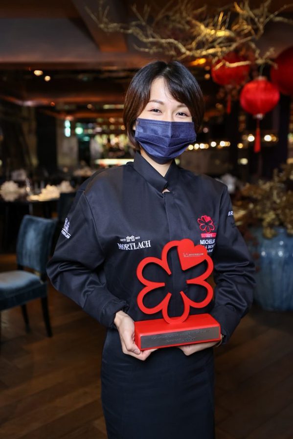 「米其林指南服務大獎」由頤宮中餐廳的歐宛臻獲獎。 圖／米其林官方網站
