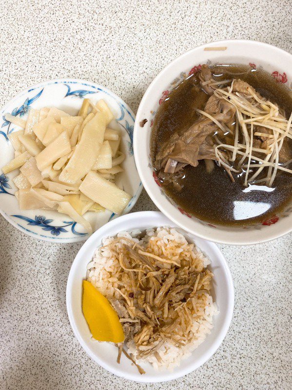 中華街「天生肉燥飯」的雞肉飯、當歸鴨湯是熱賣菜色。 圖／林巧璉 攝影