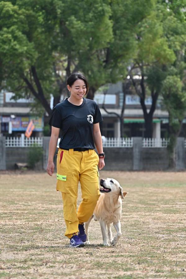 市府消防局特搜中隊領犬員鄭莛芸，認為能與她訓練的狗狗一起成長，是工作最大的動力與...