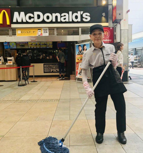 現年 90 歲的本田民子女士在熊本縣的麥當勞下通分店做了 23 年的清潔工作。 ...