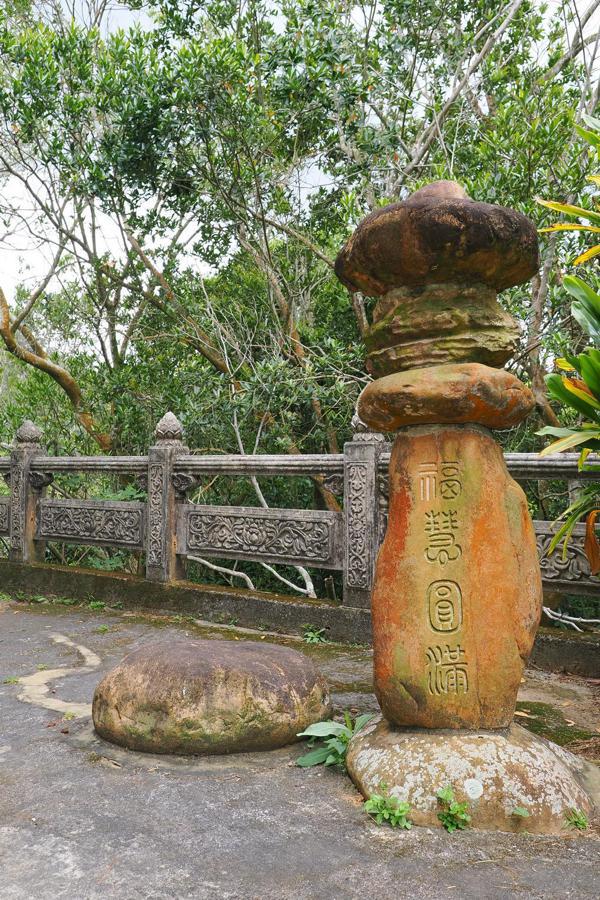 毘盧禪寺一角，福慧圓滿的疊石，依稀有著日本石燈籠的造型。 圖／廖苡安攝影
