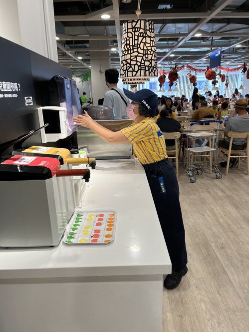 65歲的婦人小鳳在IKEA 找到餐飲服務工作，重新投入職場。 圖／勞動部提供