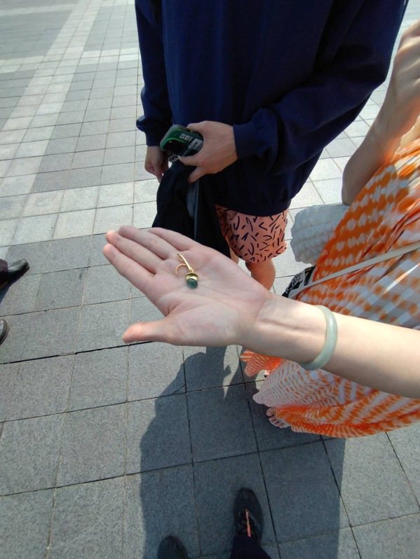 日籍华人女游客的玛瑙戒指（中）失而复得，她相当感谢台南市警三分局显宫派出所警员协助找回。记者黄宣翰／翻摄
