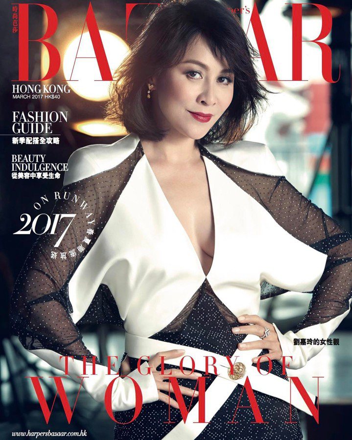 劉嘉玲以魚子醬蕾絲裙裝登上香港時尚雜誌3月號封面。圖／取自IG