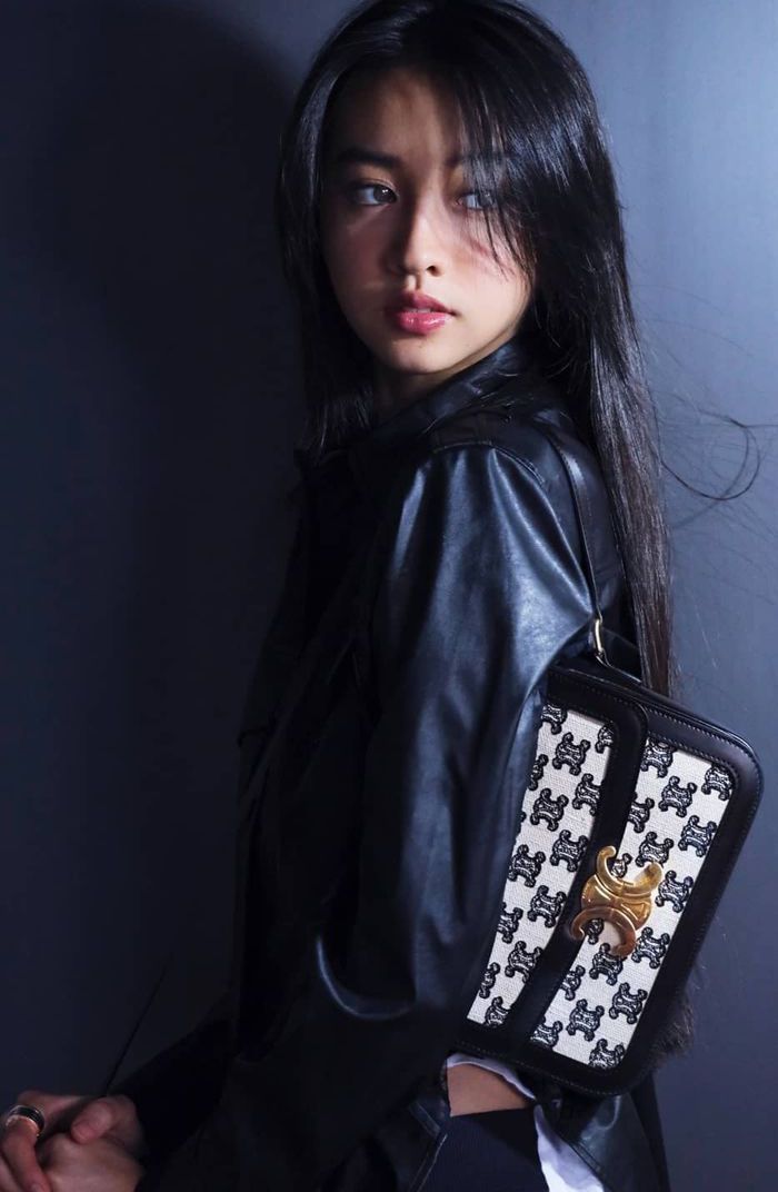 木村光希詮釋黑色刺繡款CELINE Triomphe系列側背包。圖／取自IG