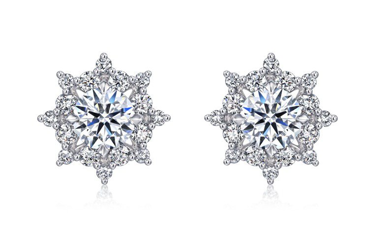 點睛品Infini Love Diamond光環900鉑金鑽石耳環，主石40分，21萬9,000元起。圖／點睛品提供