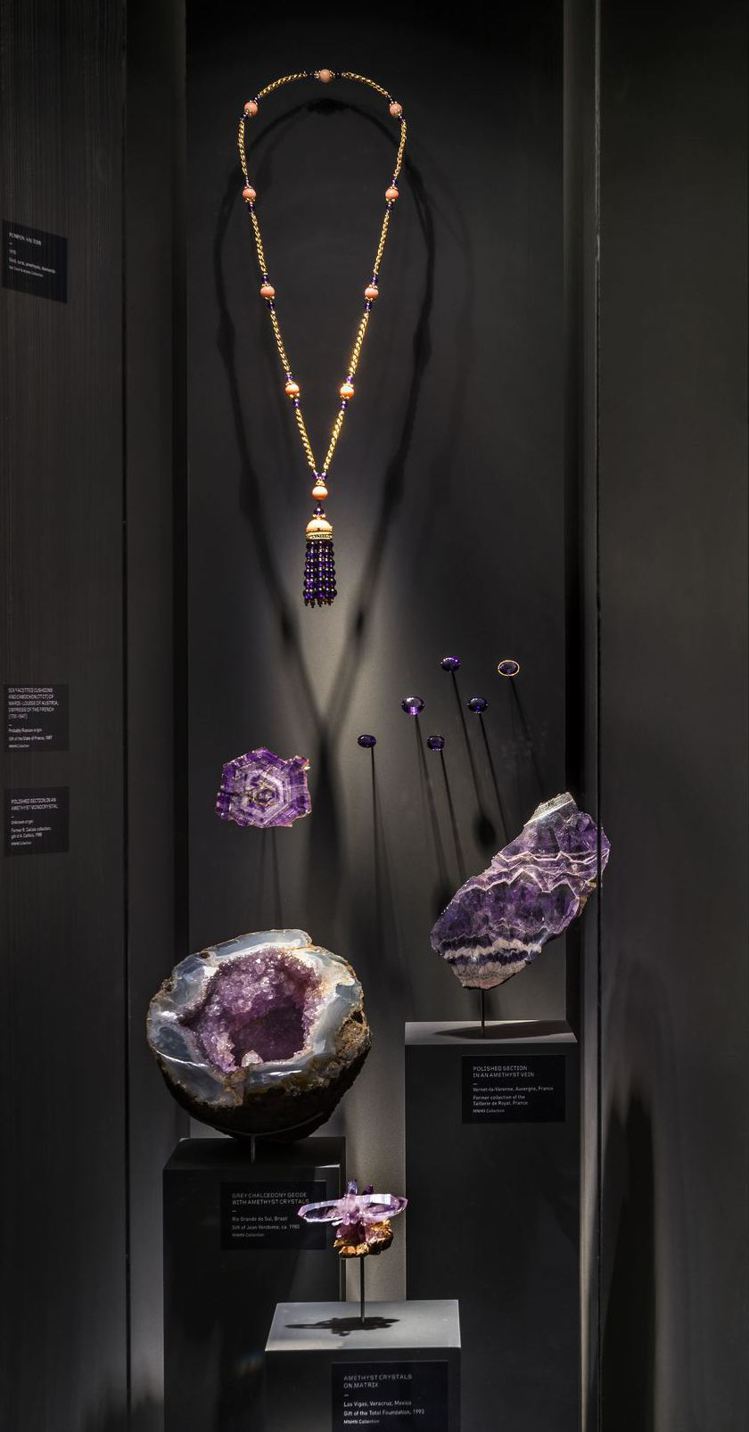 梵克雅寶The Art and Science of Gems展演精美珠寶背後的工藝技術，以及礦物與寶石的形成過程。圖／梵克雅寶提供