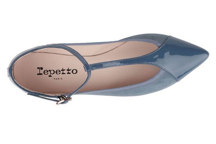 異材質拼接T-STRAP平底鞋，售價15,300元。圖／Repetto提供