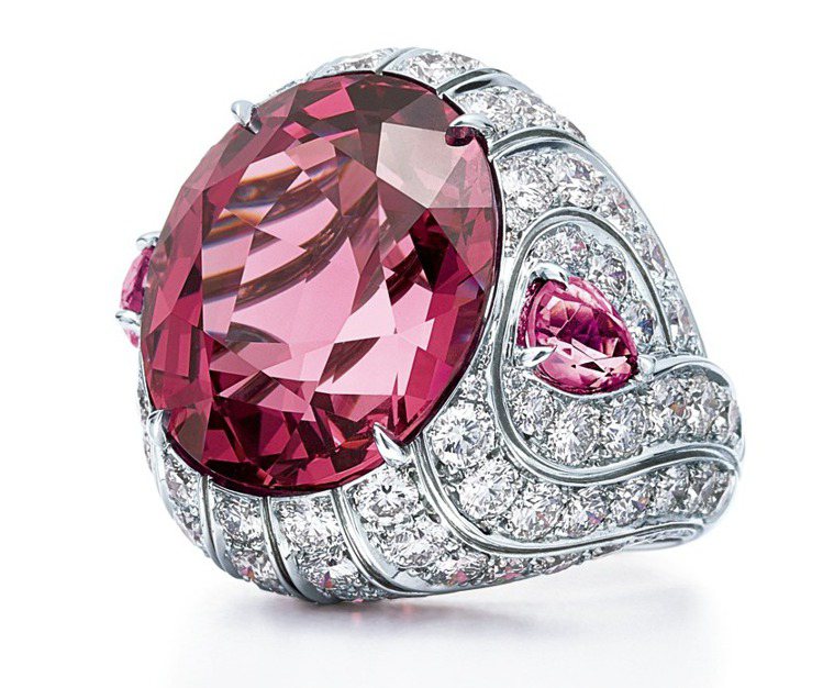 鉑金鑲嵌10.09克拉橢圓形紅色碧璽及鑽石戒指。圖／Tiffany提供