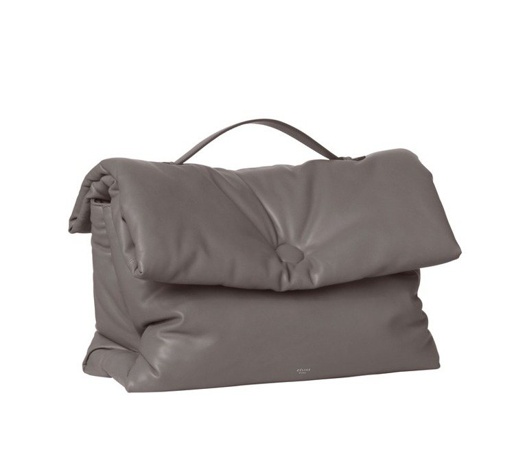 Pillow霧灰色柔軟小羊皮手拿提包，97,000元。圖／CELINE提供