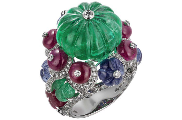 Rajasthan系列Tutti Frutti戒指，鉑金，主石為20.44克拉雕刻阿富汗祖母綠圓珠，約3,310萬元。圖／卡地亞提供