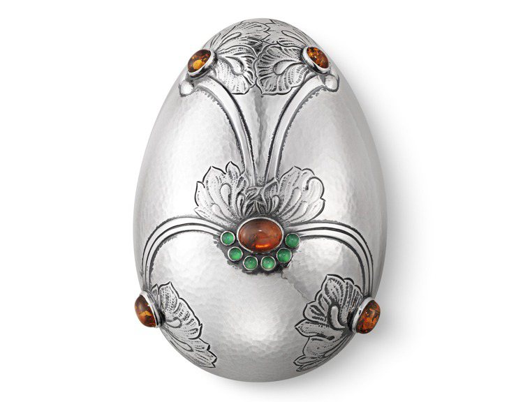 純銀寶石鑲嵌蛋型盒，以經典的綠瑪瑙與琥珀裝飾。價格電洽。圖／喬治傑生提供