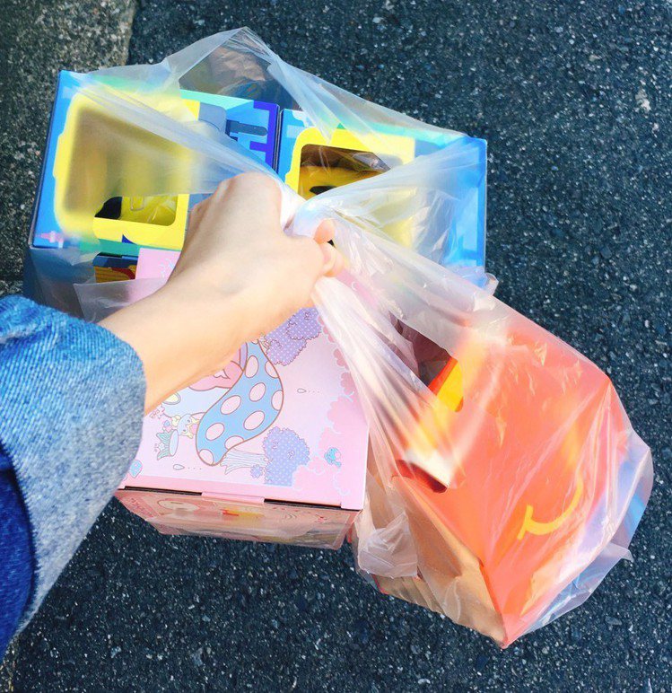 日本麥當勞推出新的野餐籃商品，造型可愛且可掛於汽車後背當置物架使用。圖／網友プリン提供