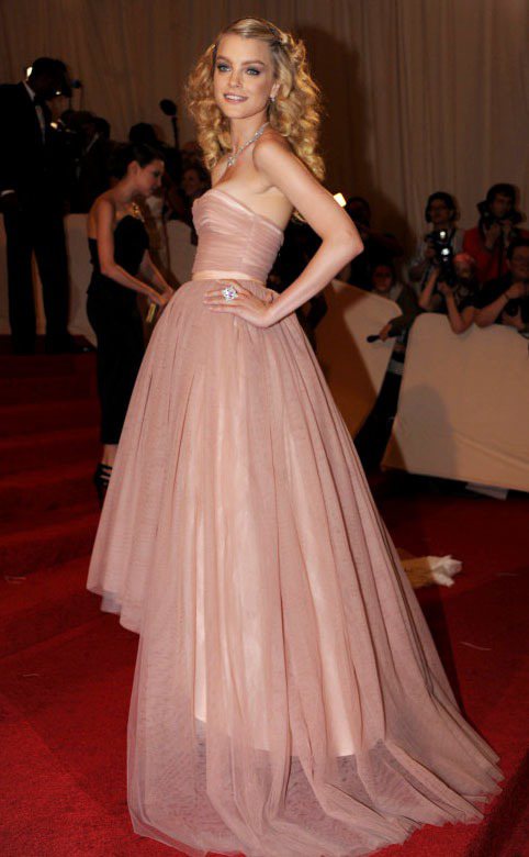 Jessica Stam一身粉紅參加今年紐約大都會博物館慈善晚宴。圖／達志影像