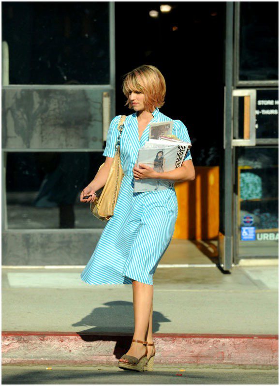 黛安娜艾格倫以一身天藍色墊肩格紋洋裝出現在好萊塢逛街購物，光線和身上的服裝、配件傳遞復古氣息。圖／達志影像