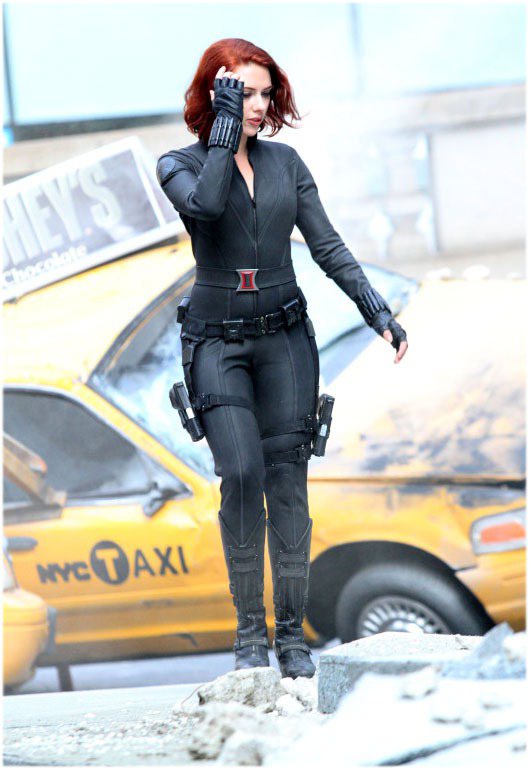 史嘉莉喬韓森飾演黑寡婦，穿著黑色緊身衣，身材曲線更加明顯，集火辣和美豔於一身。圖／達志影像