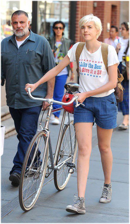 艾格妮絲愛穿鉚釘converse騎單車，安全帽是必備配件。圖／達志影像