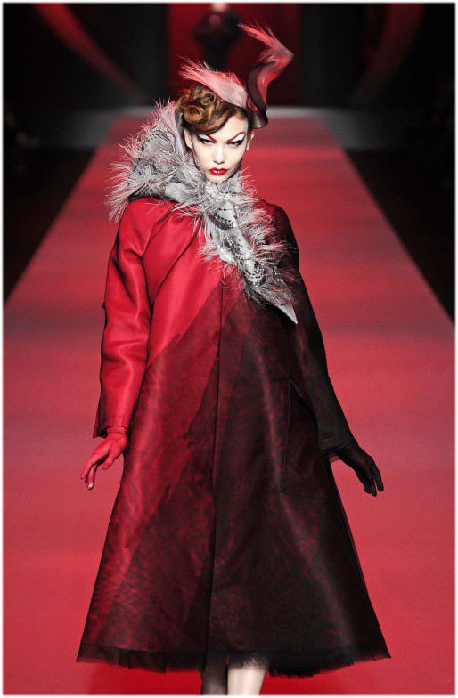Karlie 為Dior高級訂製服開場走秀。圖／達志影像