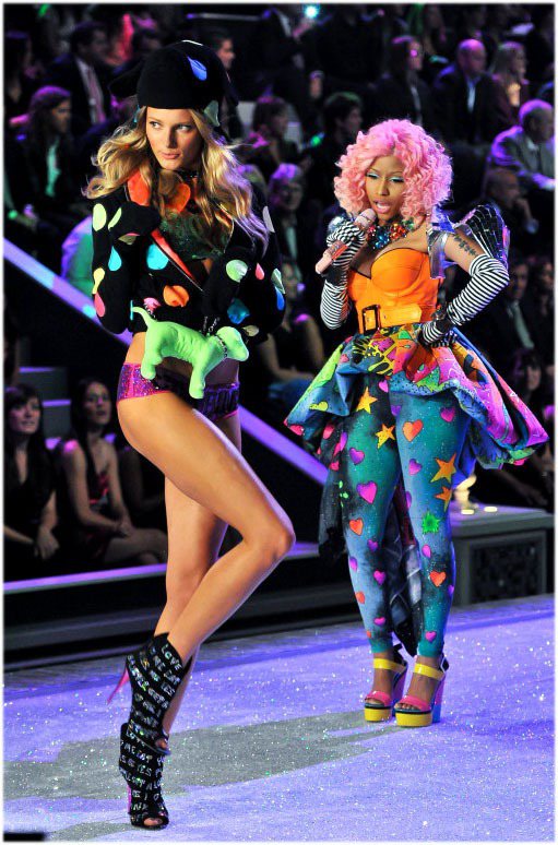 饒舌女歌手Nicki Minaj穿上Victoria’s Secret設計師所設計的專屬服裝。圖／達志影像