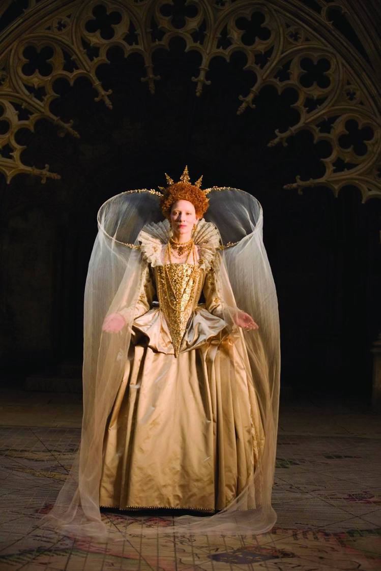 《伊莉莎白：輝煌年代》凱特布蘭琪換上一件件誇張的戲服，展現女王氣勢。圖／UIP提供
