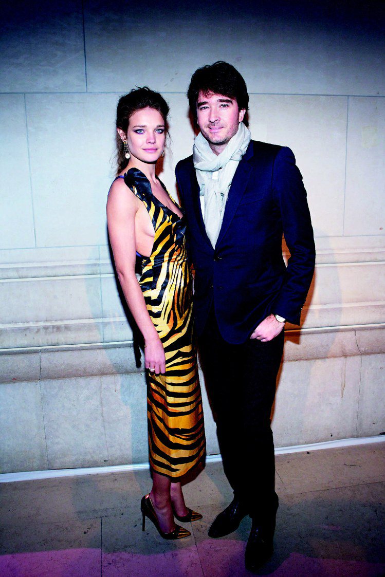 超級名模娜塔莎穿2011春夏動物紋洋裝，右為LV集團少東安東尼。圖／LV提供