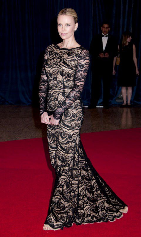 Emilio Pucci黑色蕾絲禮服超詭異，就像女巫將神秘的圖騰刻在身上一樣，壞皇后的氣場自然呈現。圖／達志影像