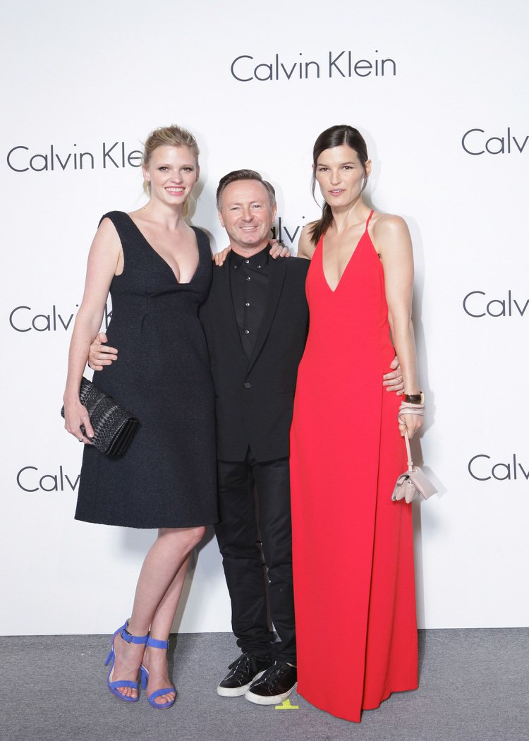 (左起)Lara Stone、ck Calvin Klein、Calvin Klein Jeans 創意總監Kevin Carrigan先生與知名部落客、攝影師Hanneli Mustaparta。圖／CK提供