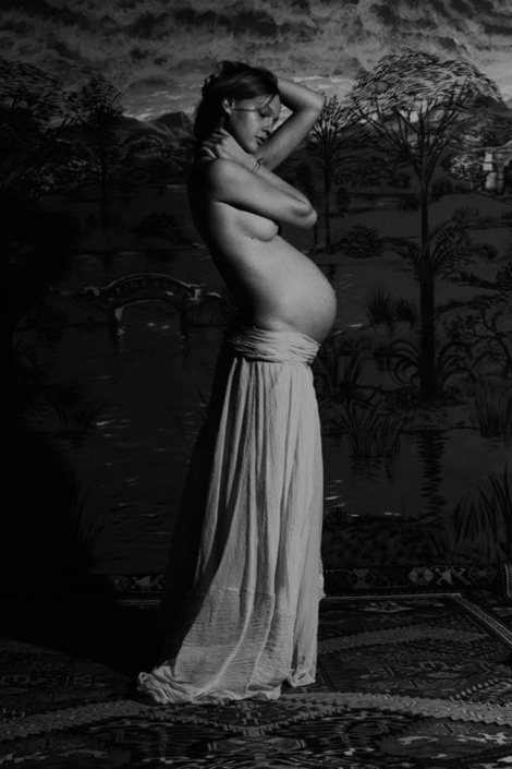 Sasha挺著大肚子，由攝影師老公Igor Vishnyakov為她拍攝孕味十足的照片。圖／擷取自Twitter