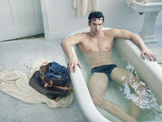 飛魚費爾普斯戴蛙鏡穿泳褲泡浴缸，為身旁的LV包包代言。圖／摘自網路