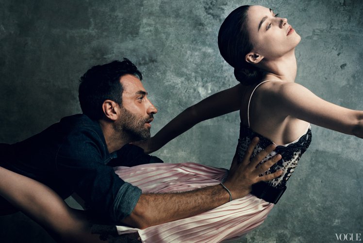魯妮瑪拉與她最愛的品牌GIVENCHY設計師Riccardo Tisci一同入鏡。圖／擷取自vogue.com