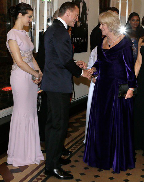 隨著007最新電影《空降危機》上映在即，瑞秋懷茲陪老公丹尼爾克雷格出席各大宣傳活動，在英國倫敦的首映會一起面見了皇室成員。圖／擷取自zimbio.com