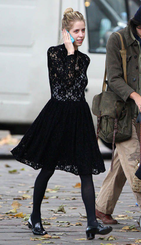 姊姊Peaches Geldof的打扮可說是英國街頭女孩的代表。她不常穿名貴的大牌子，反而喜歡混搭平價品牌。圖／達志影像