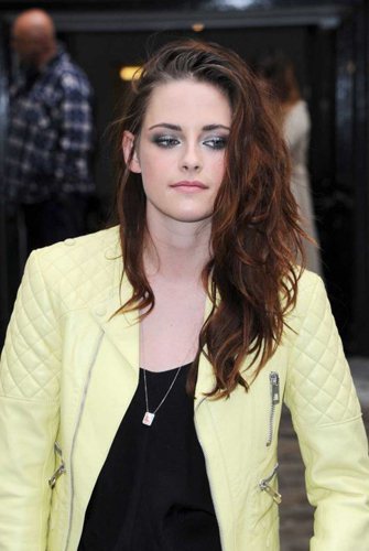 克莉絲汀史都華擁有三件一模一樣的Balenciaga騎士外套。圖／Marie Claire UK；文／美麗佳人提供
