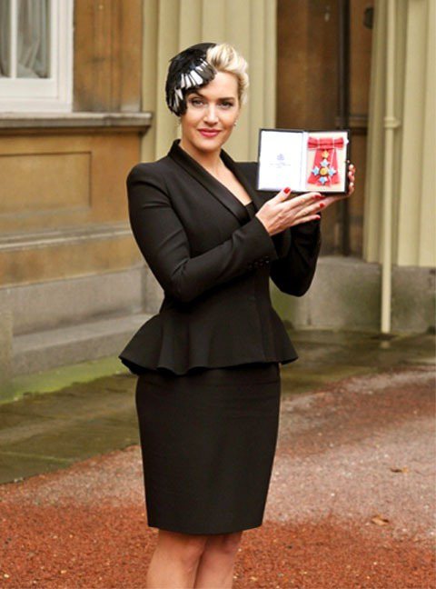 凱特溫絲蕾穿著Alexander McQueen服裝領取大英帝國CBE勳章。圖／擷取自socialitelife.com
