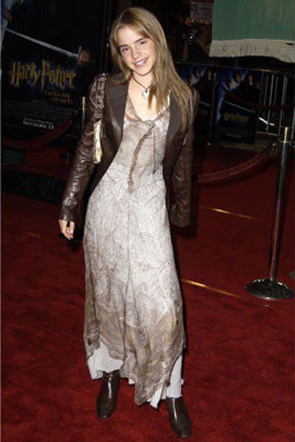 在哈利波特第二集，《哈利波特：消失的密室》首映會上，艾瑪華森富有玩心的穿上皮夾克和皮靴，替她的雪紡長洋裝增添層次感。圖／marieclaire.com；文／美麗佳人提供