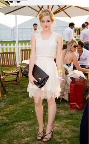 正值花樣年華的艾瑪華森選擇了一件精緻的象牙白禮服，搭配迷人的深色眼妝，看起來非常迷人！圖／marieclaire.com；文／美麗佳人提供