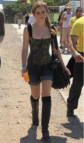 艾瑪華森參加英國最著名格拉斯登伯里音樂節（Glastonbury Festival）！中性又帥氣的打扮也十分適合她。圖／marieclaire.com；文／美麗佳人提供
