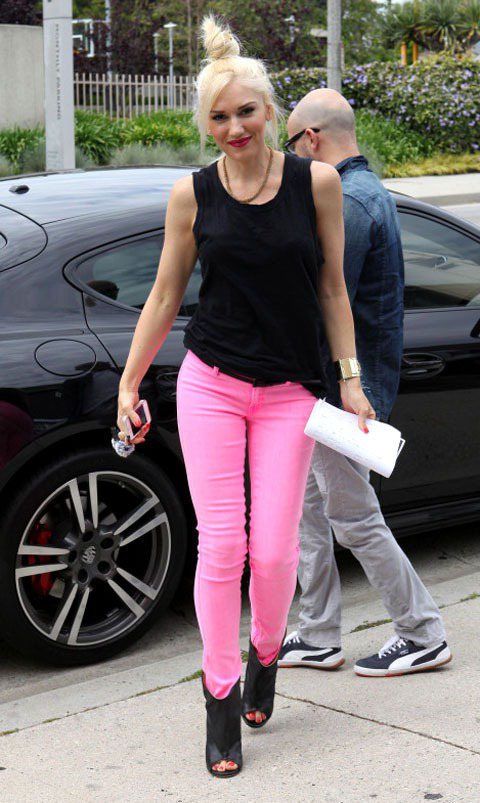 關史蒂芬妮將帶點螢光的粉紅窄管褲搭配黑色背心、黑色露指踝非常靴搖滾龐克。圖／達志影像