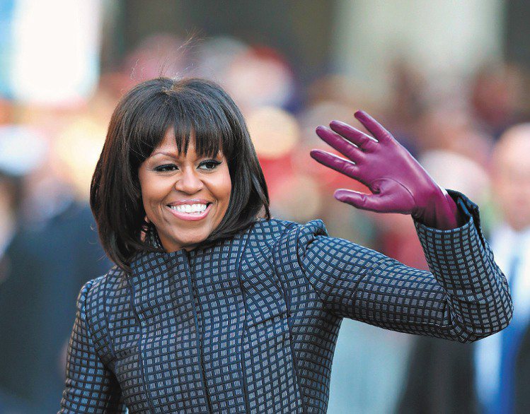 蜜雪兒1月21日在歐巴馬就職典禮遊行時頂著瀏海新造型向群眾揮手。圖／歐新社