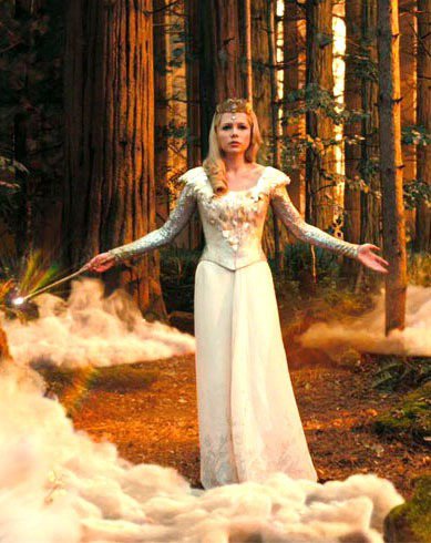 蜜雪兒威廉斯飾演《奧茲大帝》裡擁有強大力量但卻心地善良的北國好女巫。圖／迪士尼提供