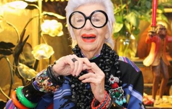 九十一歲高齡的 Iris Apfel是全世界最時尚的阿嬤！全白的頭髮加上花俏多彩繽紛的裝扮，再戴上一副圓形的復古大眼鏡，獨具風格的裝扮讓她成為全球最年長的Fashion Icon。圖／she.com Taiwan提供
