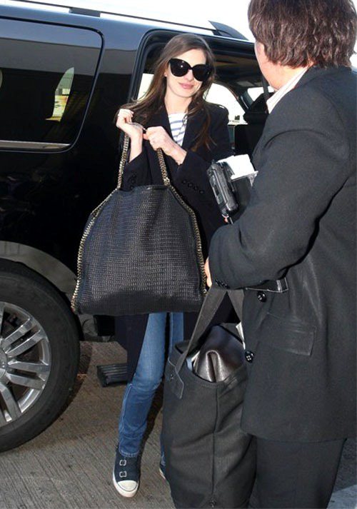 安海瑟薇2012年初就背過同一個Stella McCartney包。圖／擷取自handbag.com
