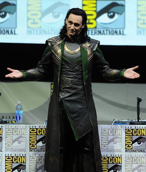 穿上戲服的Tom Hiddleston引起了不少戲迷尖叫，更在現場上演了一段「洛基秀」。圖；文／美麗佳人